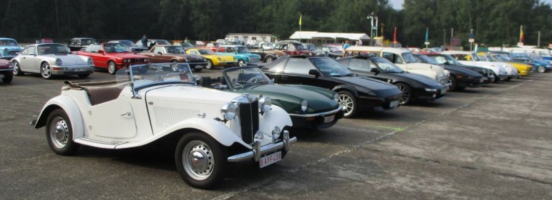 Oldtimers op het paradeplein in domein Teunenberg